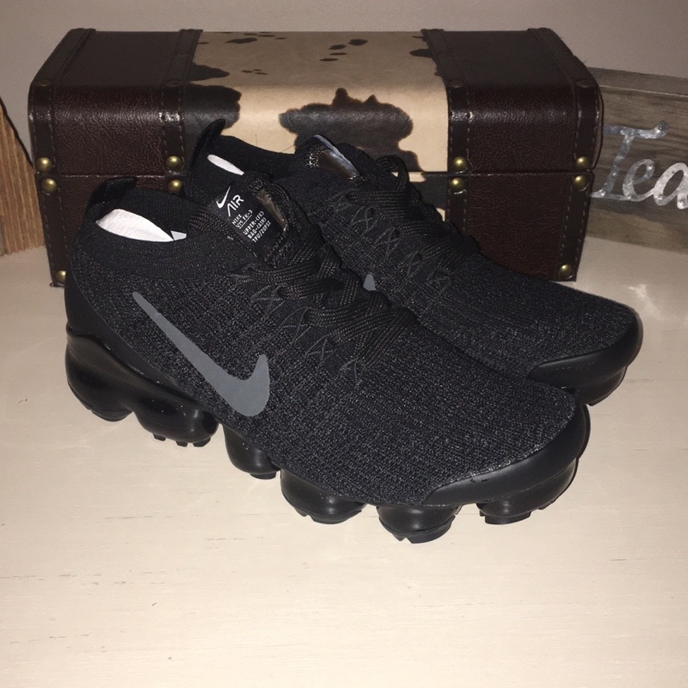 Women’s Vapormax Nike new size 8 triple black